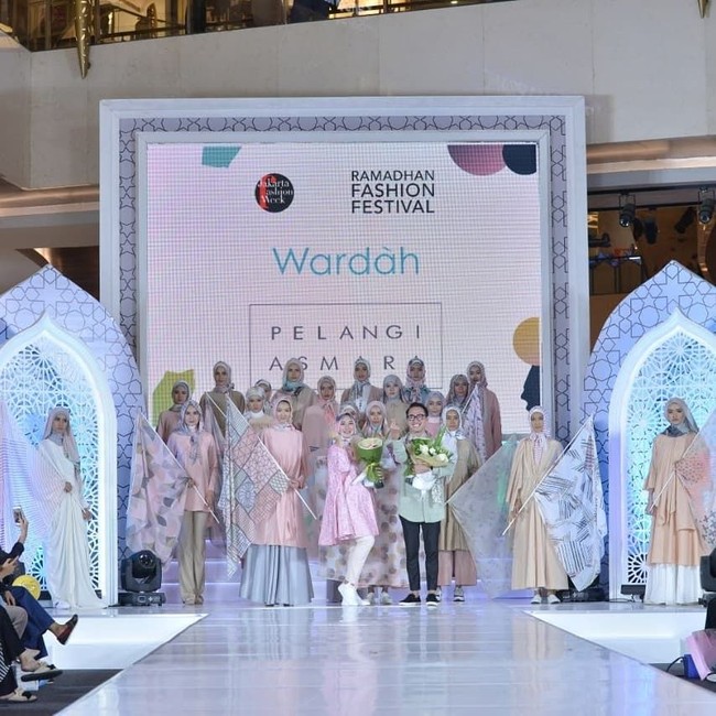 Desainer Dian Pelangi dan Barli Asmara berkolaborasi membuat brand busana muslim bertajuk ‘Pelangi Asmara’. Nama brand yang berasal dari nama kedua desainer ini baru saja meluncurkan produk pertamanya hari Sabtu (05/05/2018) di kawasan Jakarta Selatan. Foto: Instagram/Dandy Hendrata