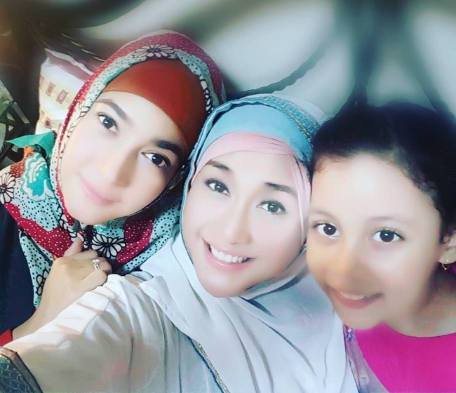 Ia juga sering memilih ciput (inner) dengan bahan lace atau renda. Paramitha Rusady juga pernah memakai ciput a-simetris yang sempat hits di kalangan hijabers. Foto: Instagram Paramitha Rusady