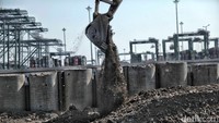 Sementara total pembangunan tanggul sepanjang 4,5 kilometer yang berada di lokasi Muara Baru dan Cilincing itu menghabiskan anggaran Rp 784 miliar.