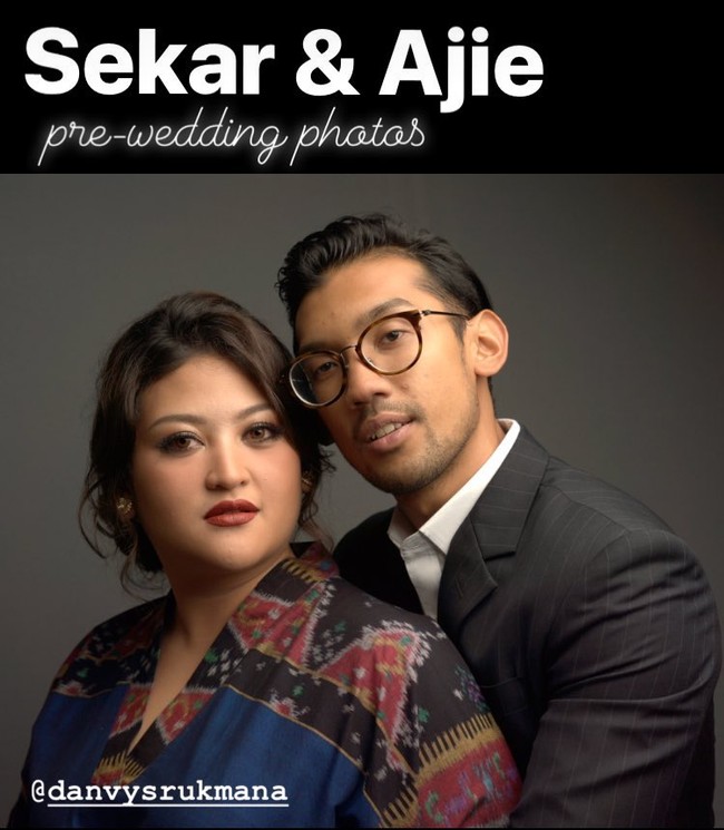 Kali ini Sekar dan Ajie bergaya formal dengan busana modern dalam foto prewedding. Sekar yang merupakan anak keempat dari Tutut Soeharto terlihat memakai atasan dengan aksen kain ikat di bagian dada dan leher. Sementara Ajie mengenakan kemeja dan jas. Foto: Instagram/Cendana Archives
