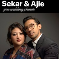 Kali ini Sekar dan Ajie bergaya formal dengan busana modern dalam foto prewedding. Sekar yang merupakan anak keempat dari Tutut Soeharto terlihat memakai atasan dengan aksen kain ikat di bagian dada dan leher. Sementara Ajie mengenakan kemeja dan jas. Foto: Instagram/Cendana Archives