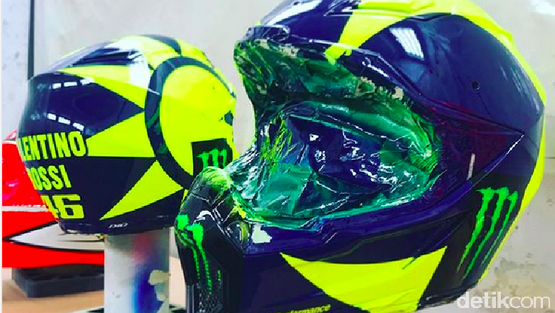 Helm Valentino Rossi untuk ngetrack di motocross (Foto: Instagram/davidedegliinnocenti) Helm Valentino Rossi untuk ngetrack di motocross (Foto: Instagram/davidedegliinnocenti)