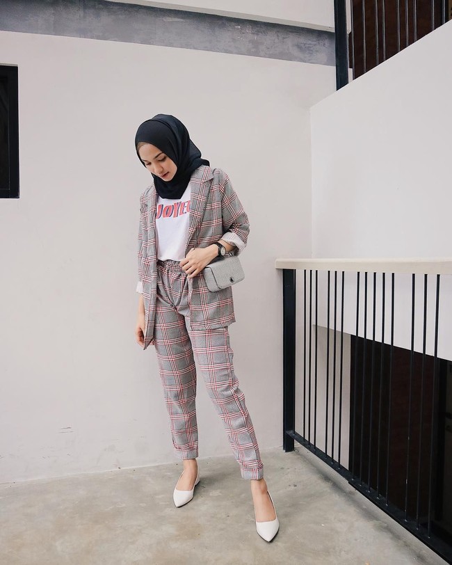 Jika masih belum berani menatap kamera. Pakai pose pura-pura candid. Lihat ke bawah, berdiri dengan tidak terlalu tegak. Foto: Instagram Fita Wulansari