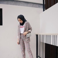 Jika masih belum berani menatap kamera. Pakai pose pura-pura candid. Lihat ke bawah, berdiri dengan tidak terlalu tegak. Foto: Instagram Fita Wulansari