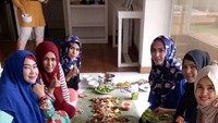Istri Ustad Solmed ini ternyata memang suka sajian tradisional. Saat berkumpul bersama teman-temanya ia memilih untuk menyajikan nasi liwet di rumahnya. Foto: Instagram @apriljasmine85