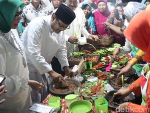 Begini Gaya Gus Ipul Nguleg Sambal di Festival Makan 1,5 Ton Nila