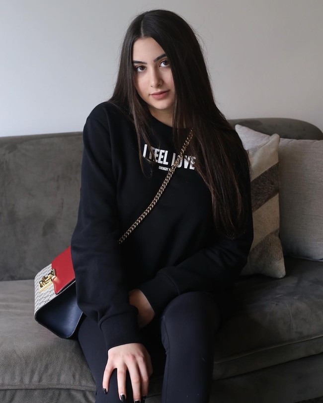 Sejak lahir, remaja yang tinggal di Beverly Hills ini telah diberikan semua yang ia inginkan, termasuk pengasuh, sopir pribadi, hingga belanja barang-barang branded yang membuat kebanyakan wanita akan merasa iri. Sebagai seorang remaja, Nicolette akan menghabiskan antara Rp 67 juta hingga Rp 130 juta untuk pakaian dari desainer, aksesori, dan hal-hal lain yang kebanyakan anak-anak seusianya hanya bisa memimpikannya. Foto: Instagram