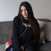 Sejak lahir, remaja yang tinggal di Beverly Hills ini telah diberikan semua yang ia inginkan, termasuk pengasuh, sopir pribadi, hingga belanja barang-barang branded yang membuat kebanyakan wanita akan merasa iri. Sebagai seorang remaja, Nicolette akan menghabiskan antara Rp 67 juta hingga Rp 130 juta untuk pakaian dari desainer, aksesori, dan hal-hal lain yang kebanyakan anak-anak seusianya hanya bisa memimpikannya. Foto: Instagram