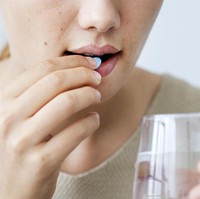 Pada 1950-an, penggunaan antibiotik mulai dipercaya orang bisa merawat kulit berjerawat. Minum pil atau kapsul antibiotik masih digunakan sampai sekarang, namun para dokter memperingatkan, penggunaan antibiotik dalam jangka panjang bisa membuat bakteri penyebab jerawat menjadi kebal. Foto: Thinkstock