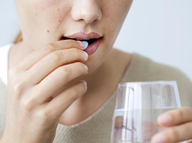 Pada 1950-an, penggunaan antibiotik mulai dipercaya orang bisa merawat kulit berjerawat. Minum pil atau kapsul antibiotik masih digunakan sampai sekarang, namun para dokter memperingatkan, penggunaan antibiotik dalam jangka panjang bisa membuat bakteri penyebab jerawat menjadi kebal. Foto: Thinkstock