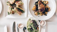 Kali ini mama muda berusia 25 tahun ini sedang mencicip sandwich lobster, rosemary chicken hingga strawberry butter dengan paduan roti hangat. Olivia mencicip sajian enak ini di The Rotunda, San Francisco. Foto: Instagram @oliviajensen
