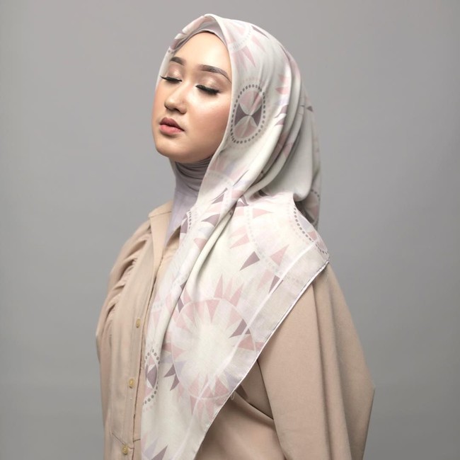 Scarf besutan Dian Pelangi dan Barli Asmara itu terdiri dari hijab segi empat dengan motif abstrak. Foto: Instagram/Pelangiasmara.id