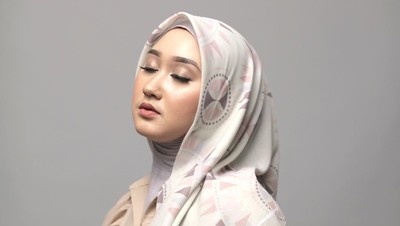 Dian Pelangi Gandeng Barli Asmara buat Scarf Motif Serba Pink
