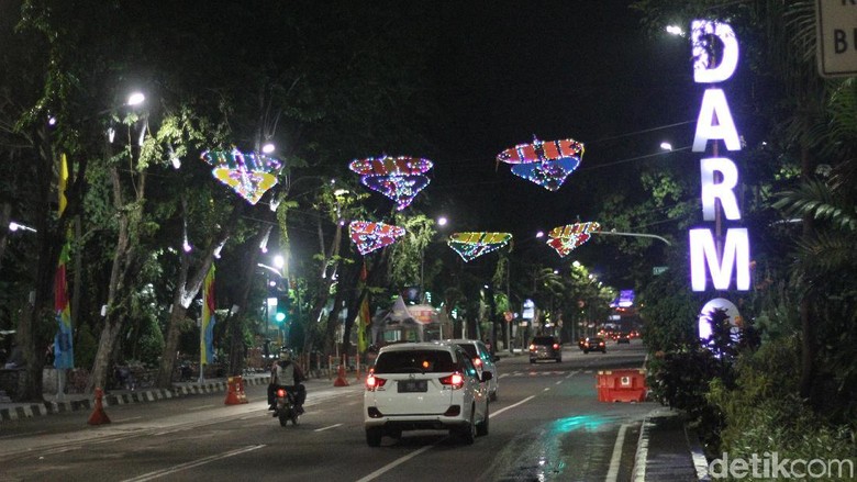  Jalanan  di Surabaya  Makin Cantik di Malam Hari Lho