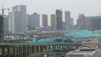 Tampak pembangunan besar-besaran sedang dilakukan di Urumqi. Sejak kerusuhan etnis tahun 2009 pemerintah China giat membangun perekonomian di sana (Fitraya/detikTravel)