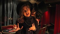 Makan di kafe ini kurang lengkap tanpa berfoto ria. Sempatkan selfie di area kafe dengan properti ala vampire dan jadikan momen kuliner tak terlupakan.  Foto: vampire cafe Ginza