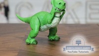 Sepintas karyanya ini mirip action figure tokoh Rex di film Toy Story. Padahal terbuat kue yang dilapisi fondant. Keren, kan? Foto: Instagram @zoesfancycakes