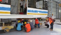 Pembuatan gerbong tersebut dibagi menjadi tiga tahap berbeda, yakni fabrikasi, interior, dan pengujian.