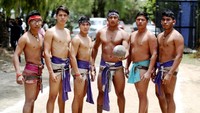 Penyelenggaraan Turnamen Nasional Mesoamerican Ballgame ini merupakan salah satu cara melestarikan olahraga tersebut. Turnamen ini diikuti oleh banyak kelompok olahraga ini dengan menggunakan baju tradisional khas Suku Aztec. Gustavo Graf/ Reuters.