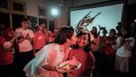 Begini Pose Manis Gita Gutawa Saat Ngopi dan Nikmati Gelato