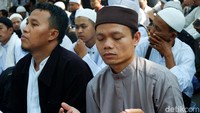 Massa HTI doa bersama.
