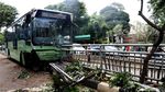Foto-foto Bus TransJ Seruduk Pembatas Jalan di Simprug