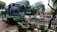 Penampakan Bus TransJ yang seruduk pembatas jalan di Simprug, Kebayoran Lama, Jakarta Selatan, Senin (7/5/2018).