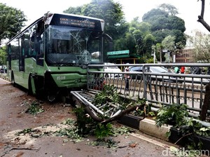 Sopir TransJ yang Tabrak Pohon di Simprug Jadi Tersangka
