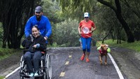 Salah satu peserta disabilitas di Ekuador bahkan dibantu oleh rekannya untuk ikut serta berlari di acara tersebut. Red Bull Media House/ via Reuters.