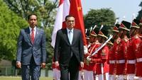 Li Keqiang disambut dengan upacara kenegaraan.