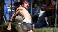 Di beberapa area tertentu pemain diperbolehkan untuk menggunakan sebuah dayung kayu untuk menggerakan bola. Gustavo Graf/ Reuters.