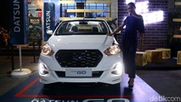 Mereka beraksi dengan Datsun GO berwarna putih yang dipajang di luar ruang launching.