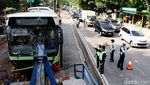 Bus TransJ Dievakuasi Usai Seruduk Pembatas Jalan di Simprug