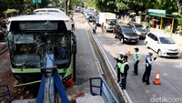 Kondisi lalu lintas tersendat di sekitar lokasi.