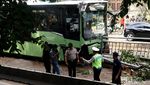 Foto-foto Bus TransJ Seruduk Pembatas Jalan di Simprug