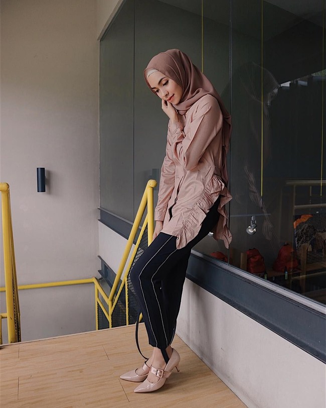 Masih pose tanpa menghadap kamera, Fita berpose dengan satu kaki melangkah ke depan. Ia biarkan tangannya menggandeng handbag, seperti hendak berjalan kaki. Foto: Instagram Fita Wulansari