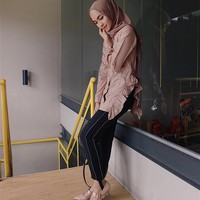 Masih pose tanpa menghadap kamera, Fita berpose dengan satu kaki melangkah ke depan. Ia biarkan tangannya menggandeng handbag, seperti hendak berjalan kaki. Foto: Instagram Fita Wulansari