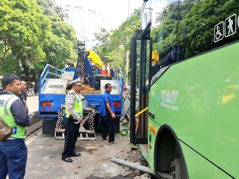 Petugas derek bus Mayasari Bakti yang tabrak pembatas jalan
