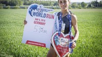 Vera Nunes, asal Portugal menjadi salah satu pemenang lomba lari Wings For Life World Run yang diselenggarakan di Munich, Jerman. Red Bull Media House/ via Reuters.