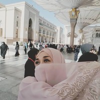 Bintang sinetron Janjiku yang populer di awal tahun 2000-an ini juga tampil stylish dengan pashmina sifon beraksen bordir. Foto: Instagram Paramitha Rusady