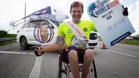 Aron Anderson, asal Swedia merupakan pelari disabilitas yang berhasil menjadi pemenang di Wings For Life World Run yang diselenggarakan di Amerika. Red Bull Media House/ via Reuters.