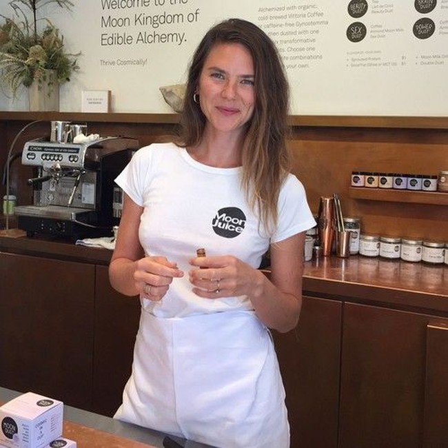 Ini Amanda Chantal Bacon, cewek asal Los Angeles yang merupakan penjual jus. Meski mengaku tak pernah memakai makeup, namun pesona Amanda tetap terpancar. Foto: Istimewa