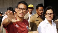Sandiaga Uno memberikan penjelasan soal perkembangan renovasi Lapangan Banteng kepada Sri Mulyani.