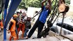 Bus TransJ Dievakuasi Usai Seruduk Pembatas Jalan di Simprug