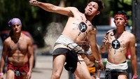 Larangan menggunakan kaki untuk menggerakan bola juga menjadi salah satu cara bermain yang membedakan Mesoamerican ballgame ini dengan olahraga sepak takraw yang terkenal di Indonesia. Gustavo Graf/ Reuters.
