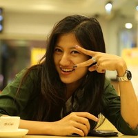 Pada awal 2015, media sosial sempat diramaikan oleh kemunculan Sasa Darfika penjual warteg yang berparas cantik. Penampilan penjual sekaligus anak pemilik warung tegal di Majalengka ini pun dianggap mirip sebagai model dan artis. Foto: Istimewa