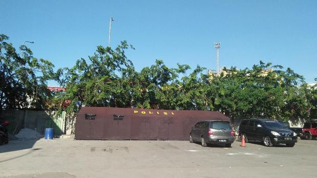 Polisi mendirikan tenda untuk menjaga kondusifitas di Makam Mbah Priuk