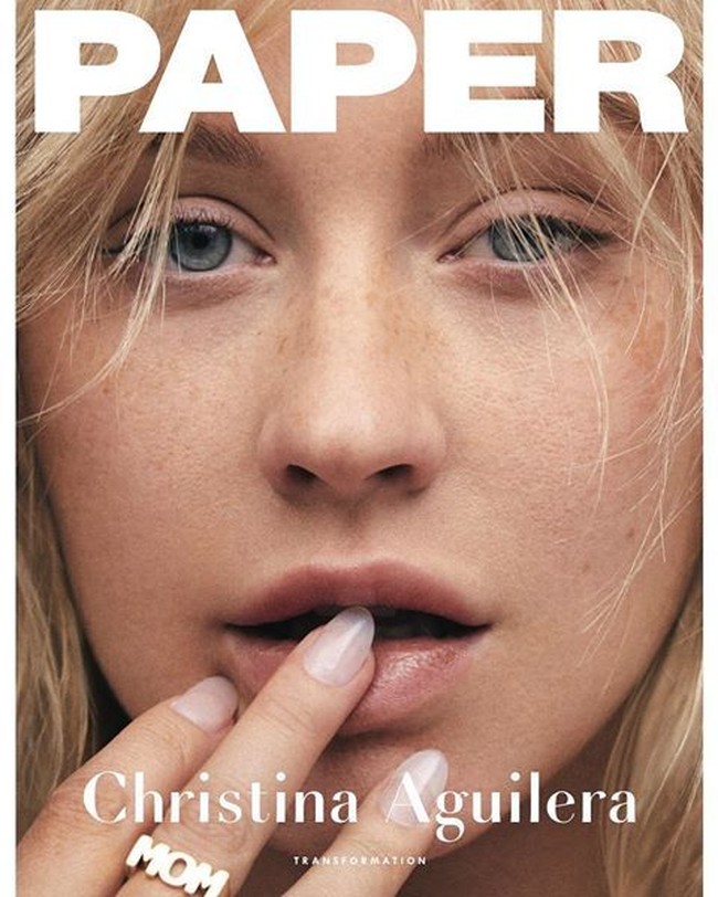 Beberapa waktu lalu Christina Aguilera mengagetkan publik dengan tampilannya untuk majalah Paper edisi April 2018. Tampil tanpa makeup, wajah Christina mengejutkan karena ia justru terlihat lebih cantik dan muda. Biasanya pakai riasan tebal, ketika tak makeup Christian malah tampak seperti wanita 20an. Foto: Instagram