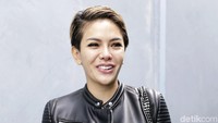 Ia tampak lebih fresh dengan dress bermotif warna-warni dan jaket hitam. Pool/Palevi S/detikFoto.
