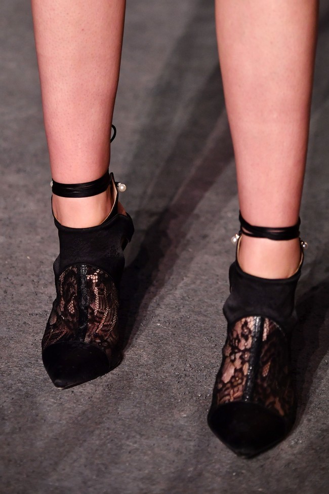 Menyempurnakan gayanya, aktris yang meroket namanya berkat film Twilight itu mengandalkan ankle boots Alice McCall dengan sentuhan lace yang feminin. Foto: Pascal Le Segretain/Getty Images for Chanel
